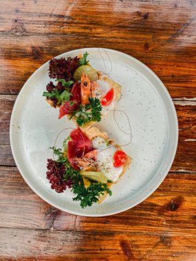 Peynirli ve salatalı somon salatası