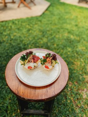 Masanın üzerine taze salata