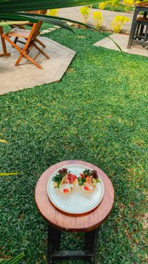 Açık hava restoranı. Bir kafede salatalı bir masa..