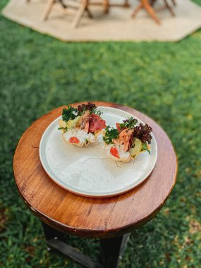 Somon ve yumurtalı taze salata.