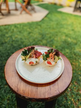 Et ve sebzeli taze salata.