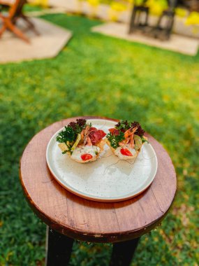 Masada bir tabak salata.