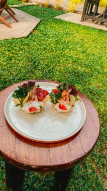 Bir tabak lezzetli somon ve sebze.