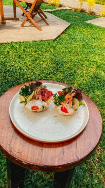 Sebze ve salatalı ızgara karides.