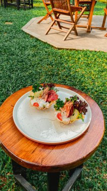 sığır etli ve peynirli salata