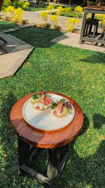 Bahçedeki açık kafe masası.