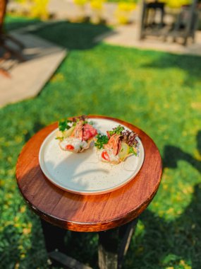 Lezzetli taze İtalyan pizzası açık kafedeki ahşap masada.