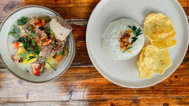 Tayland usulü Tayland yemeği, Tayland yemeği. Kızarmış yumurtalı pilav ve sebzeli domuz eti.