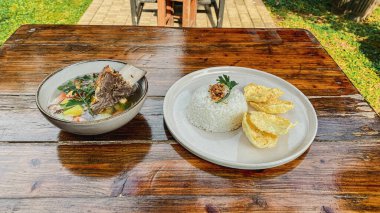 sebzeli pilav ve tavuk çorbası.