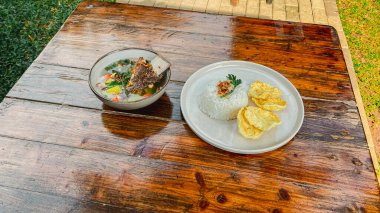 Biftek, sebze ve tabakta et.