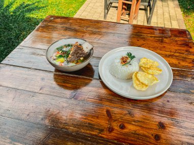 Bir tabak kızarmış tavuk ve pilav.