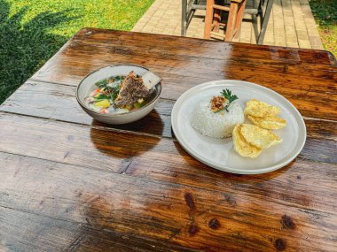 Endonezya geleneksel pirinci, kızarmış pilav tavuk, sebze ve sebzeli.