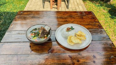 Lokantadaki bir masada nefis Meksika yemeği için yüksek açılı bir çekim.