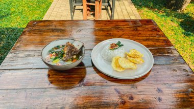 Ahşap bir masada salata ve sebzeli ızgara tavuk. yüksek kaliteli fotoğraf