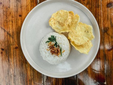 Tabakta kızarmış domuz ve pilav.