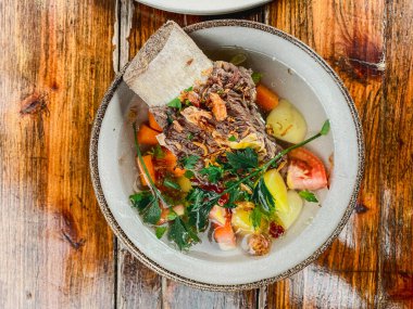 Sebzeli bir kase çorbanın yakın çekimi.