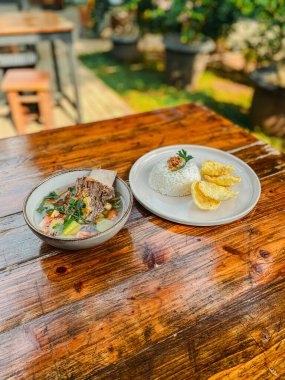 Kızarmış tavuğun mutfak fotoğrafı.