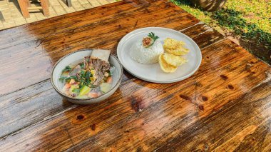 Karides, pirinç, tavuk ve sebzeli Tayland çorbası.