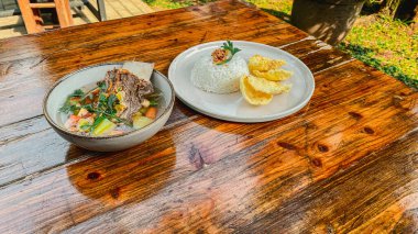 Kızarmış tavuğun mutfak fotoğrafı.