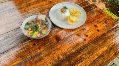 Bir tabak lezzetli yemeğin yakın çekimi.