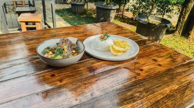 Bir pilav mutfağının mutfak fotoğrafı.