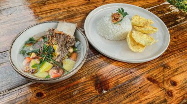 Endonezya mutfağı yemekleri. Kızarmış pilav ve kızarmış yumurta.