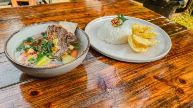 Tayland usulü yemek, pilav ve kızarmış yumurta.