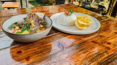 Tayland pirinci, körili domuz eti, Tayland yemeği..