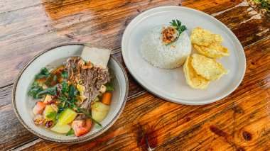 Ahşap masada kızarmış yumurta ve pilav.