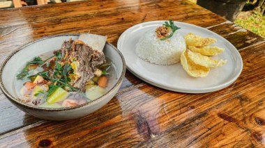 Tayland yemeği, baharatlı ve baharatlı çorba, kızarmış tavuk ya da balık, kızarmış pirinç, domuz eti, Tayland usulü.