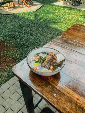 Tahta kasede Tayland usulü salata.