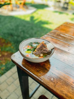 Tayland yemeği, sebzeli pirinç çorbası ve kasede et, Tayland yemeği.