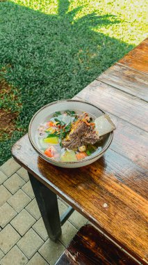 Sebzeli kızarmış tavuk.