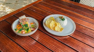 Lokantada bir parça ekmek ve bir tabak salata ile nefis bir yemeğin yüksek açılı çekimi.