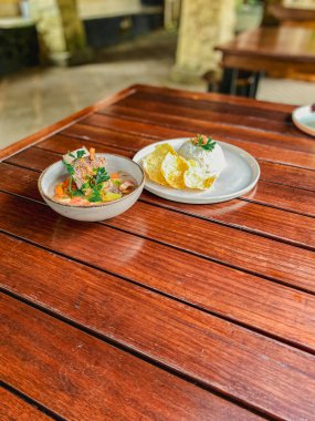 Lokantadaki bir kafede kahvaltı, içinde ekmek, tereyağı ve süt olan bir masa..