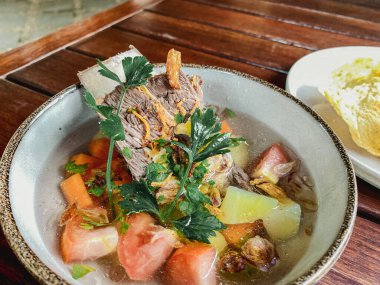 Domuz pirzolası ve sebzeli çorba.