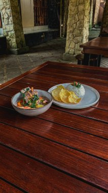 Restoranda nefis yemekler var.