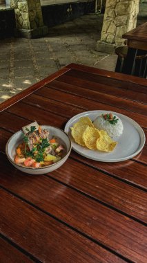 Masanın üzerinde iki tabak tabağın dikey görüntüsü.