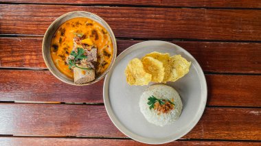 Körili tavuk ve pilav.