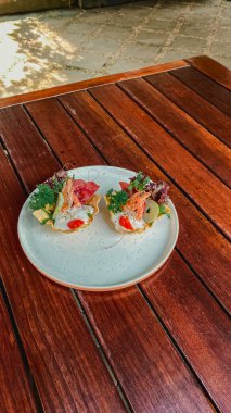 Somon ve sebzeli taze salata.