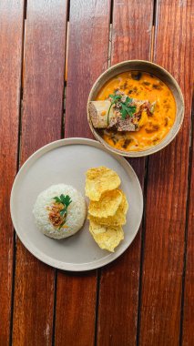 Tayland yemeği, kızarmış pilav, baharatlı ve baharatlı tom balığı.