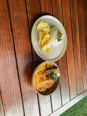 Endonezya geleneksel yemekleri, pirinçli köri, kızarmış pirinç ve kızarmış tavuk.