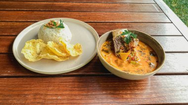 Pirinçli baharatlı köri, Tayland yemeği. Tayland yemeği.