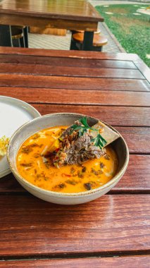 Domuz eti ve sebzeli çorba.