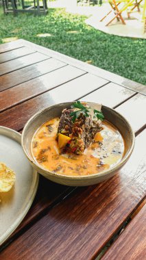 Bir kaşık ve Tayland usulü bir tabakla köri tabağına yakın çekim..