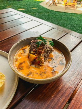 Tayland çorbası, biftek, tavuk ve pilav.