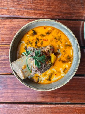 Tayland çorbası, körili ve Tayland erişteli pilav, çorba, tavuk ve sebze..