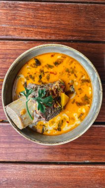 Biftek, balık, pirinç ve baharatlı bir kase çorba..