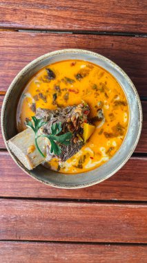 Balık ve sebzeli Tayland çorbası.