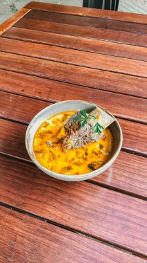 Tayland yemeği, köri ve tavuk çorbası.